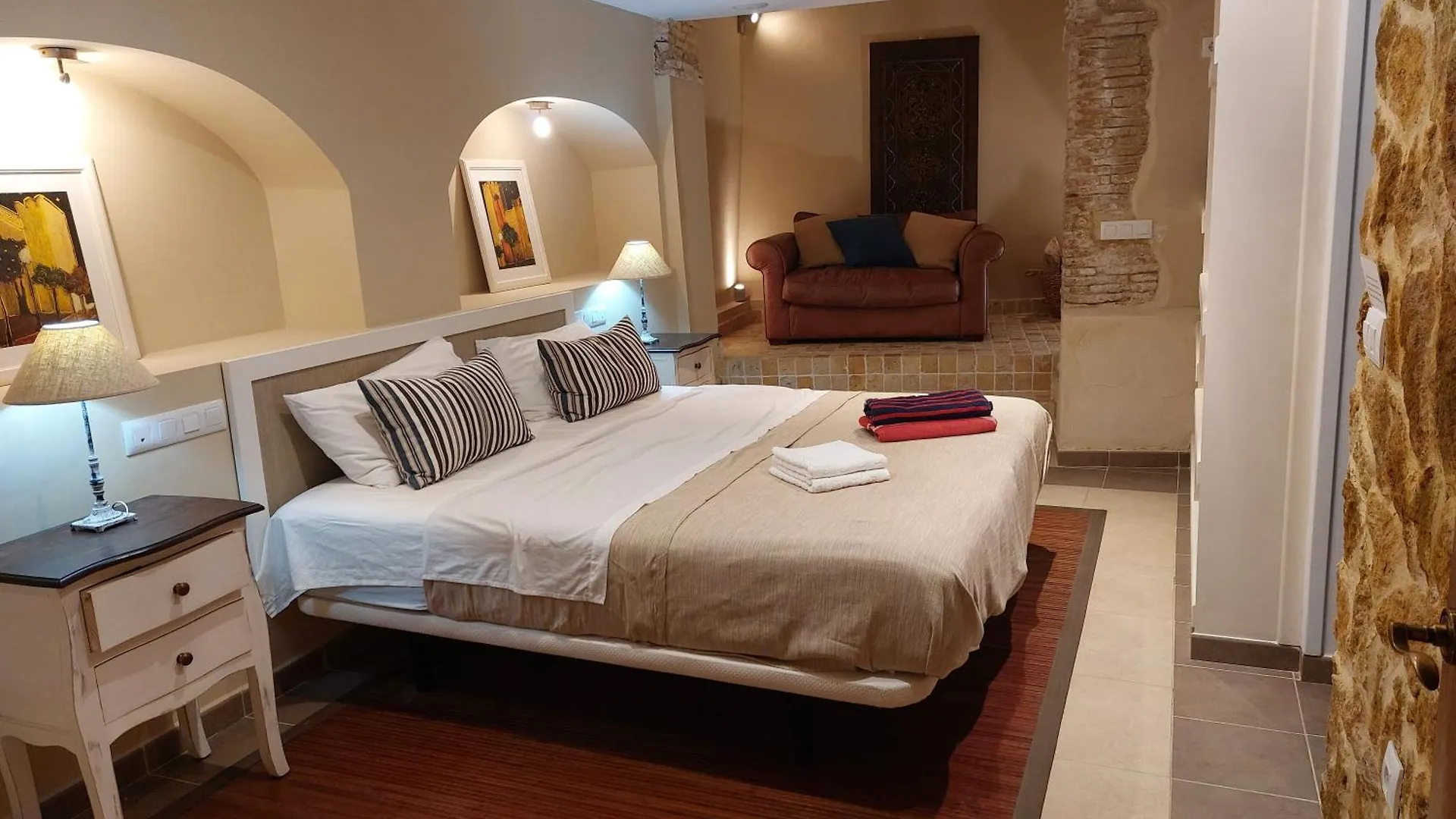 Medina Sidonia, Luxury Historic Modern Townhouse, Swimming Pool, Terraces, Sea View. Apartment